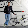Dans l'atelier de son nouveau mentor, Michael Mourecek, patron des cycles Festka, Ondrej Sosenka présente ici un des vélos de la marque tchèque. Le sien est en cours de conception et sera évidemment à ses cotes.