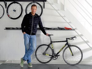 Dans l'atelier de son nouveau mentor, Michael Mourecek, patron des cycles Festka, Ondrej Sosenka présente ici un des vélos de la marque tchèque. Le sien est en cours de conception et sera évidemment à ses cotes.